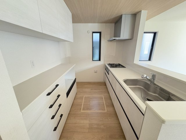 三郷市彦野1丁目　中古戸建のキッチン|カップボード付なのでキッチン家電や食器もたっぷり収納出来ます