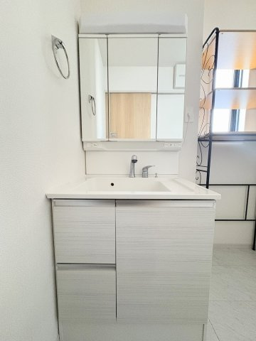 三郷市彦野1丁目　中古戸建の独立洗面台|三面鏡付きシャワードレッサーで朝の準備も快適