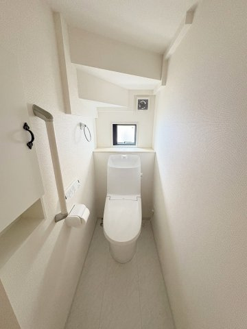 三郷市彦野1丁目　中古戸建のトイレ|手すり付きのトイレです