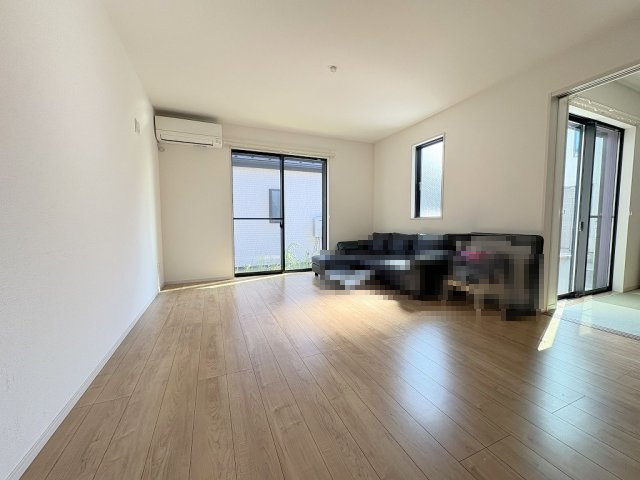 三郷市彦野1丁目　中古戸建の居間・リビング|ソファやダイニングセット置いてもゆとりのある16帖のリビング