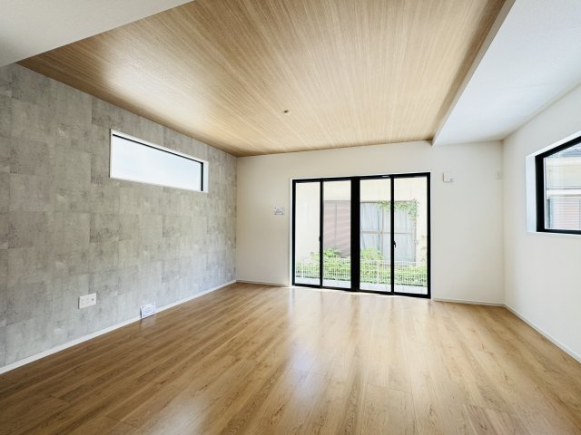 【居間・リビング】 | 流山市長崎１丁目新築戸建【長崎小学校：7分】 | 20.5帖リビングダイニングキッチン・折り上げ天井