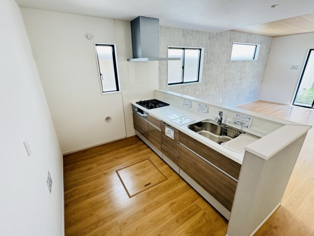 【キッチン】 | 流山市長崎１丁目新築戸建【長崎小学校：7分】 | お手入れしやすいレンジフード・シンクの水栓には浄水器がついてます！