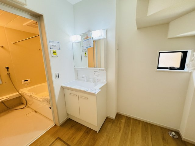 【独立洗面台】 | 流山市長崎１丁目新築戸建【長崎小学校：7分】 | シャワーヘッド付き三面鏡洗面化粧台