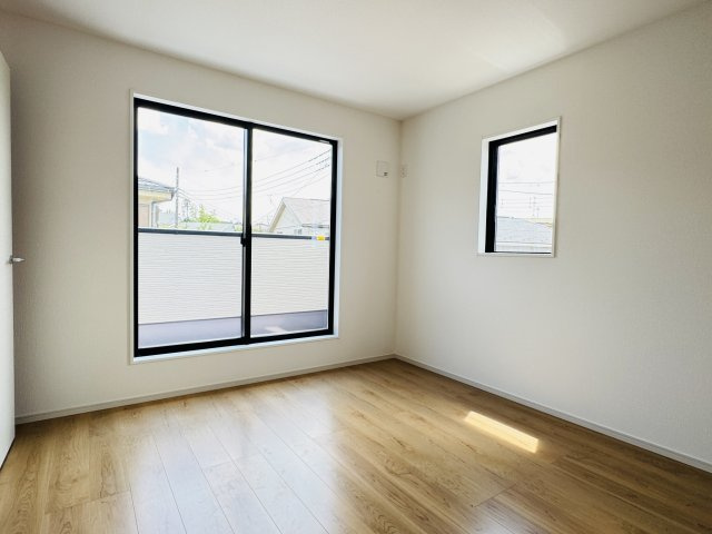 【寝室】 | 流山市長崎１丁目新築戸建【長崎小学校：7分】 | 8.7帖寝室・南東側バルコニー前の明るいお部屋です♪