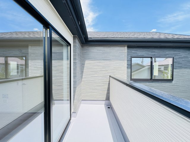 【バルコニー】 | 流山市長崎１丁目新築戸建【長崎小学校：7分】 | 寝室前南東向きワイドバルコニー・日当たり良好♪