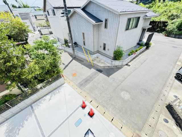 流山市長崎１丁目新築戸建【長崎小学校：7分】の展望|バルコニーより道路側眺望・南西側駐車スペースで日当たり良好♪
