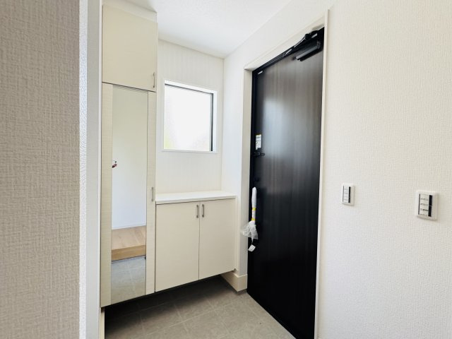 【玄関】 | 流山市長崎１丁目新築戸建【長崎小学校：7分】 | 玄関ホール・ミラー付きシューズボックス