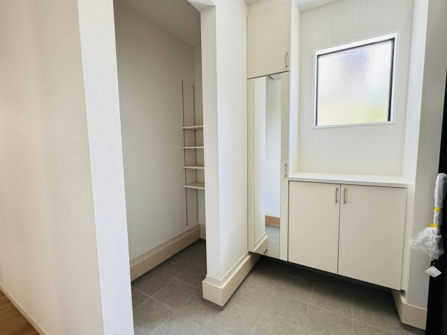 【収納】 | 流山市長崎１丁目新築戸建【長崎小学校：7分】 | 玄関ホール横・可動棚つきシューズインクローク