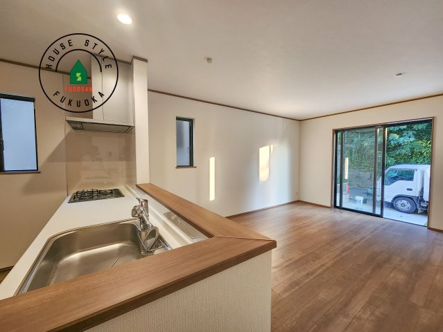 福岡市早良区飯倉6丁目第1-1棟（A号棟）のダイニング|キッチンから立ち込める香りが今日の料理を期待させます。