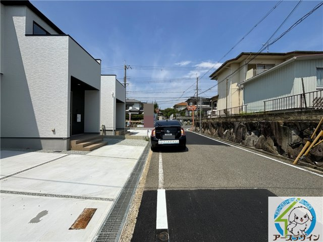 【アースデザイン】駐車場並列2台可能　明石市大久保町17期の前面道路含む現地写真