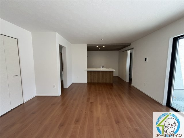 【アースデザイン】駐車場並列2台可能　明石市大久保町17期の居間・リビング