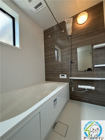 【アースデザイン】駐車場並列2台可能　明石市大久保町17期の浴室