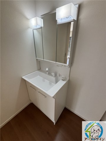 【アースデザイン】駐車場並列2台可能　明石市大久保町17期の独立洗面台