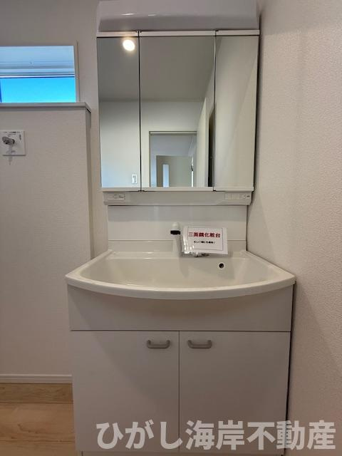 茅ヶ崎市柳島2丁目　新築戸建　全８棟の独立洗面台|三面鏡化粧台