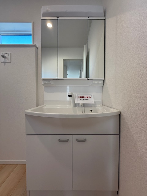 茅ヶ崎市柳島２丁目　新築戸建　全８棟の独立洗面台|三面鏡化粧台