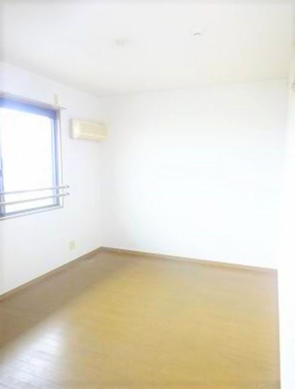 サンライズ平塚の寝室|落ち着いた色調の洋室です