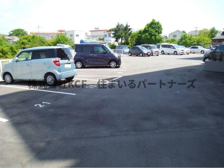 コーポラスIDの駐車場|車をお持ちの方に嬉しい駐車場付きの物件です
