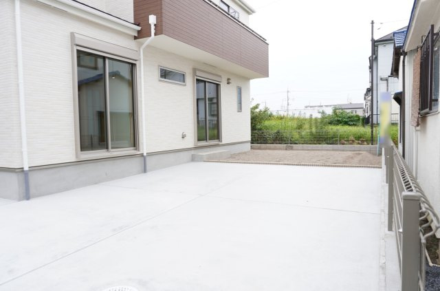 草加市遊馬町 新築分譲住宅 全2棟 2号棟の駐車場