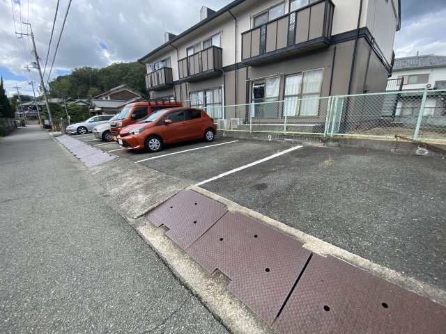 ファミール藤井の駐車場