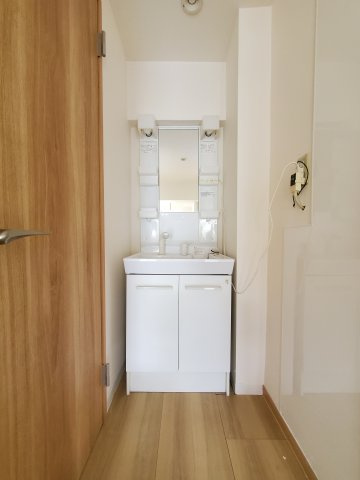 みさと団地8街区5号棟の洗面所|明るい洗面所です