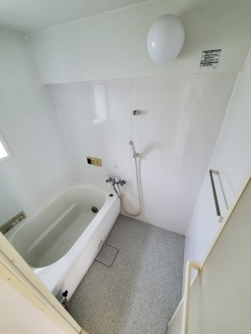 みさと団地8街区5号棟の浴室|落ち着いた空間のお風呂です