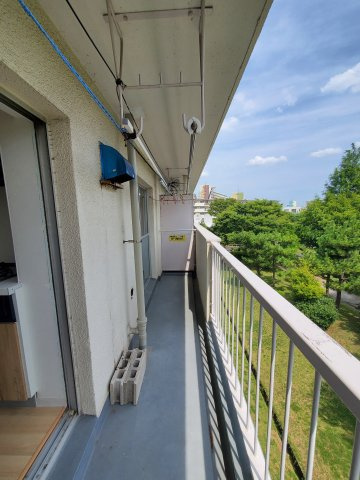 みさと団地8街区5号棟のバルコニー|暖かな日差しのふりそそぐバルコニー