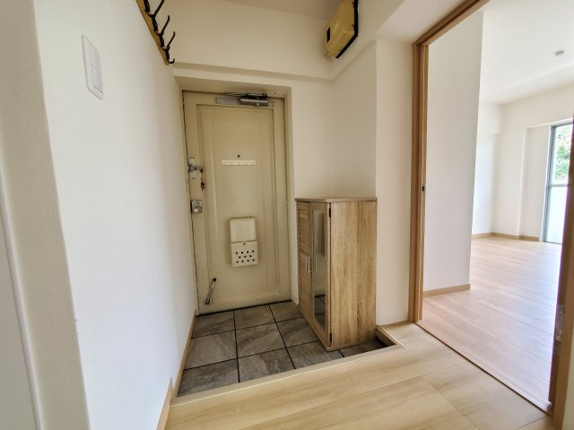 みさと団地8街区5号棟の玄関|ゆったりとした玄関です