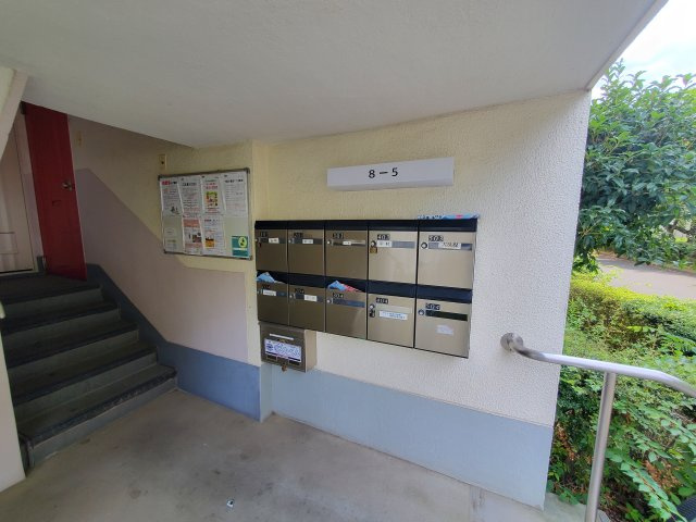 みさと団地8街区5号棟のエントランス|落ち着いたエントランスです