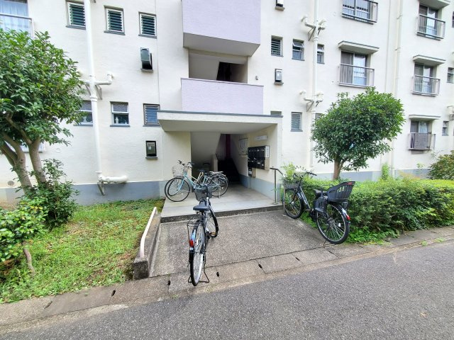 みさと団地8街区5号棟のエントランス|清潔なエントランスです