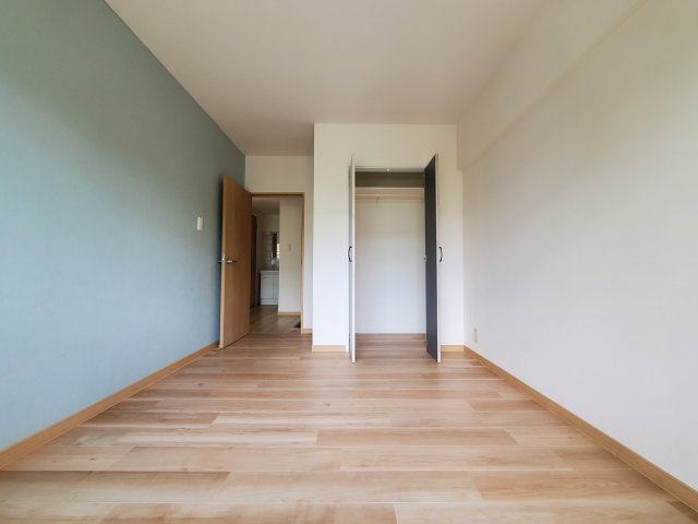 みさと団地8街区5号棟の洋室|使い勝手のいい洋室です