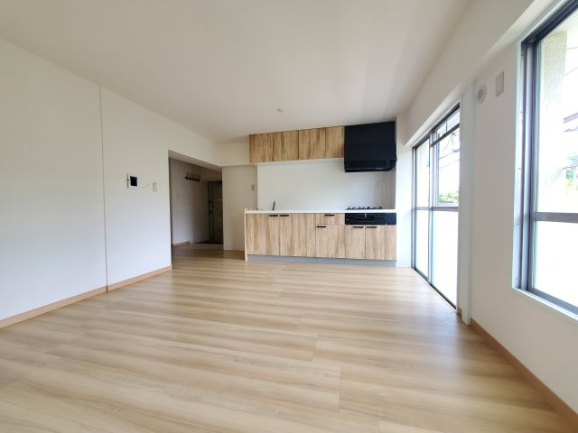 みさと団地8街区5号棟の居間・リビング|こちらの居間で趣味の時間をお楽しみください