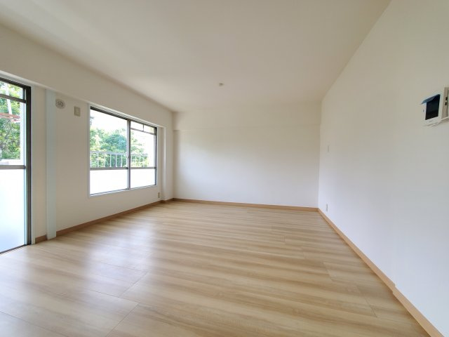 みさと団地8街区5号棟の居間・リビング|使いやすいリビングです