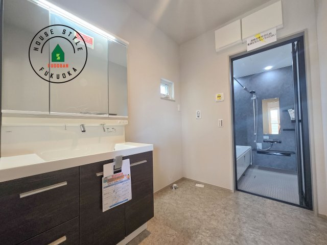 小郡市小板井第1-2棟（1号棟）の脱衣所|ゆとりの洗面スペースで朝の身支度もスムーズに。暮らしを快適に変えるシャワー付洗面台です！