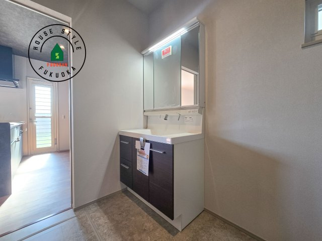 小郡市小板井第1-2棟（1号棟）の独立洗面台|毎日使うものだから清潔な空間を保ちたい水回り。洗面にはそんな願いを解消させてくれる収納アイデアが満載です。三面鏡の裏側にはキャビネットが現れ小物から背の高い物まで収納できます。