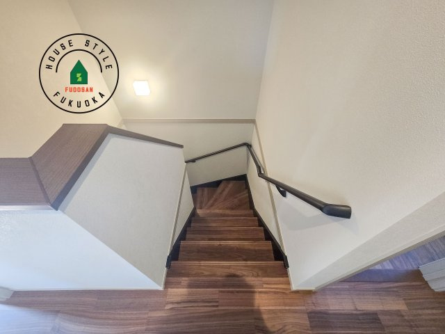 小郡市小板井第1-2棟（1号棟）の内装|＜手すり付階段＞手すりがないと階段の昇り降りで危険なことはもちろん、壁に手をつきながら歩くことで壁紙が汚れやすくなります。すべての方に快適に昇り降りしていただくため、手すりを設置しました。