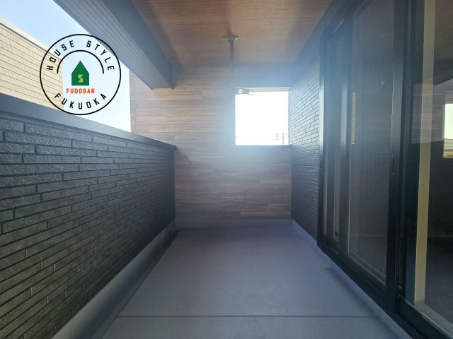 小郡市小板井第1-2棟（1号棟）のバルコニー|風をしっかりと感じられるバルコニーでは、毎日が洗濯日和です。広々としているので洗濯も楽しくなるでしょうし、気分転換にバルコニーからの眺めを楽しむのもいいでしょう。