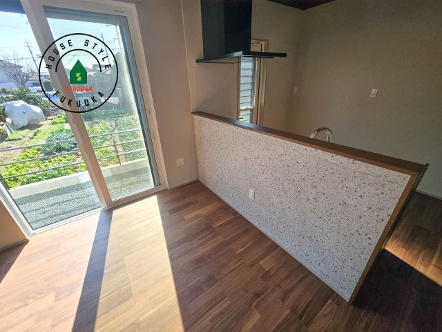 小郡市小板井第1-2棟（1号棟）のダイニング|キッチンから立ち込める香りが今日の料理を期待させます。