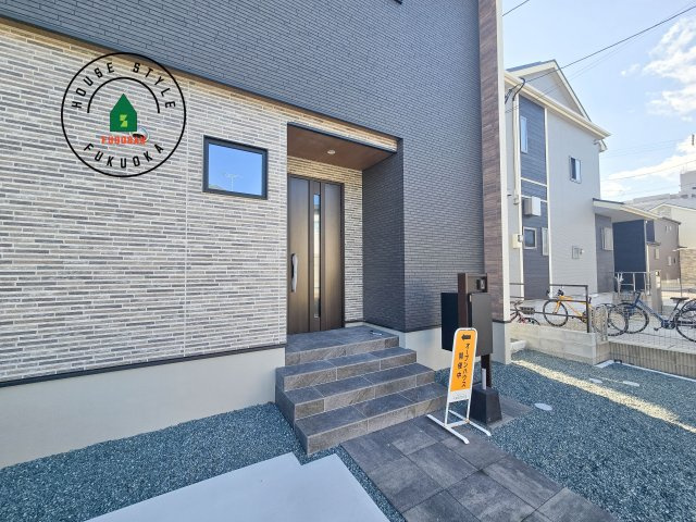 小郡市小板井第1-2棟（1号棟）の玄関|おでかけの時も帰った時も、「我が家」を最初に感じでもらえる素敵な空間に。