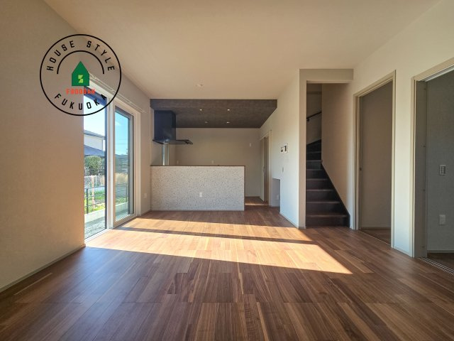 小郡市小板井第1-2棟（1号棟）の居間・リビング|キッチンからリビングをしっかり確認できます。家族の笑顔があふれる空間になりそうですね。