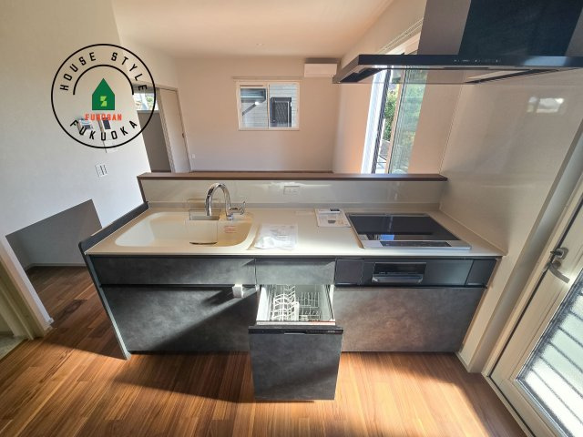 小郡市小板井第1-2棟（1号棟）のキッチン|ご家族を近くに感じられる対面キッチンのLDK。会話もはずみそうですね。