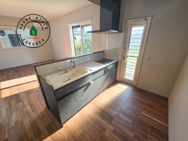 小郡市小板井第1-2棟（1号棟）のキッチン|ダイニングテーブルへの配膳がラクラク、お料理はかどるカウンター付きシステムキッチン！