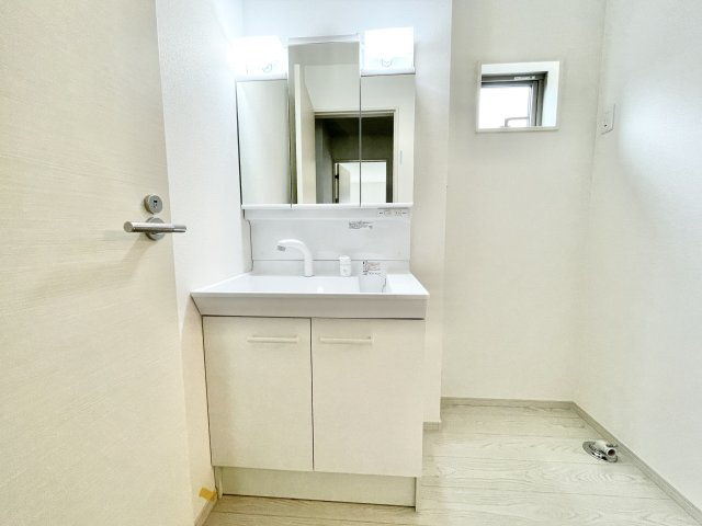 寝屋川市池田東町  新築一戸建ての独立洗面台|独立洗面台あり、毎朝おしゃれに忙しい女性の方におすすめです