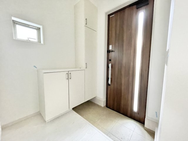 寝屋川市池田東町  新築一戸建ての玄関|収納もある玄関です