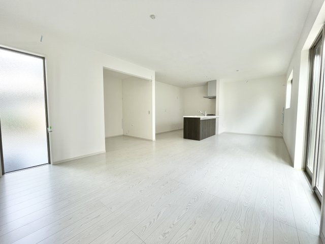 寝屋川市池田東町  新築一戸建ての居間・リビング|ゆったりとしたリビングです