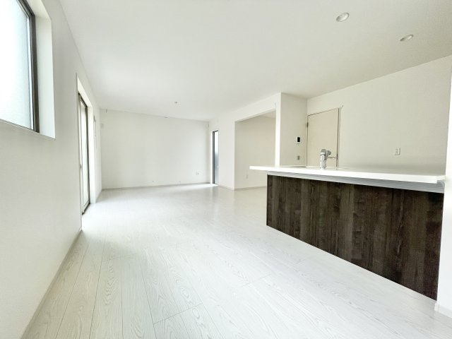 寝屋川市池田東町  新築一戸建ての居間・リビング|居間です