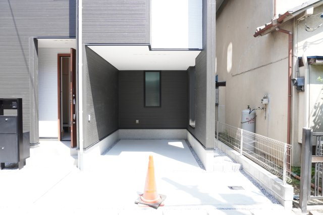 草加市八幡町 新築分譲住宅の駐車場