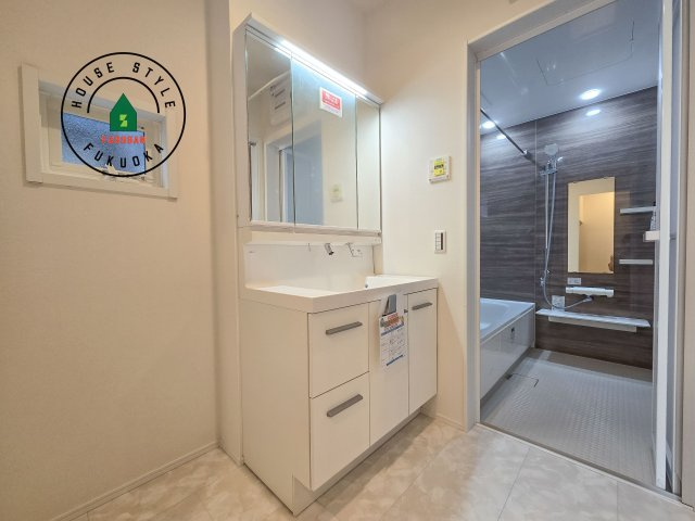 太宰府市五条6丁目第1-1棟（1号棟）の脱衣所|ゆとりの洗面スペースで朝の身支度もスムーズに。暮らしを快適に変えるシャワー付洗面台です！