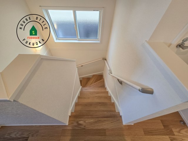 太宰府市五条6丁目第1-1棟（1号棟）の内装|＜手すり付階段＞手すりがないと階段の昇り降りで危険なことはもちろん、壁に手をつきながら歩くことで壁紙が汚れやすくなります。すべての方に快適に昇り降りしていただくため、手すりを設置しました。