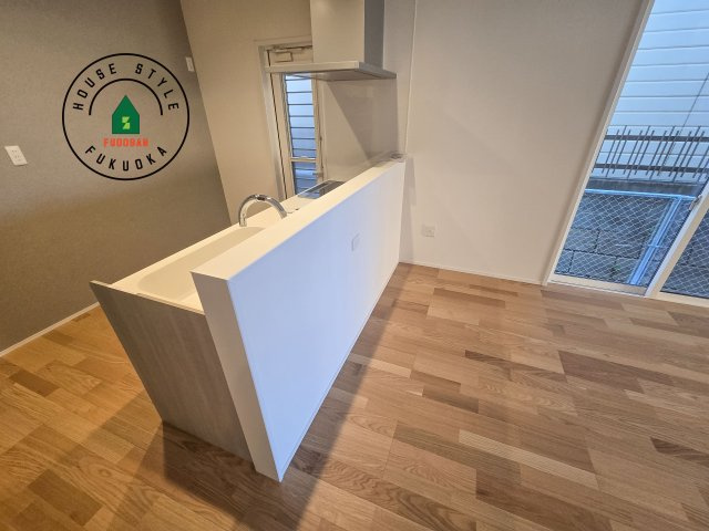 太宰府市五条6丁目第1-1棟（1号棟）のダイニング|キッチンから立ち込める香りが今日の料理を期待させます。