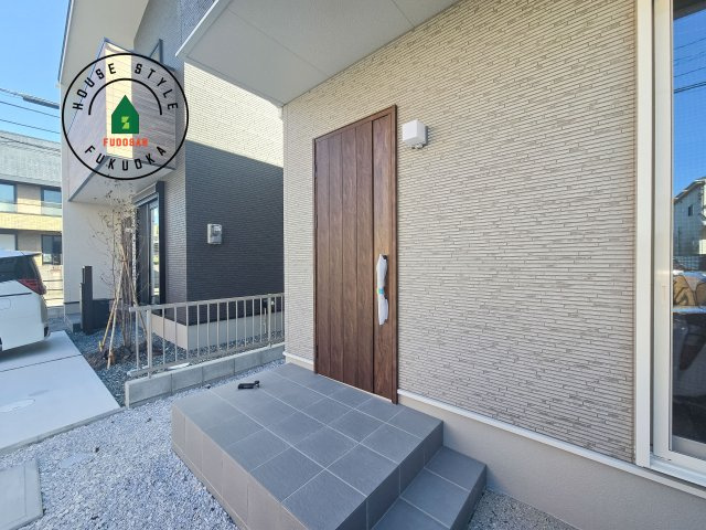 太宰府市五条6丁目第1-1棟（1号棟）の玄関|おでかけの時も帰った時も、「我が家」を最初に感じでもらえる素敵な空間に。